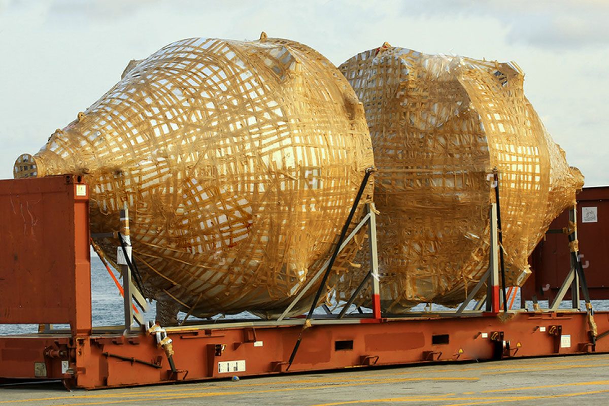 Project cargo on flat-rack with webbing